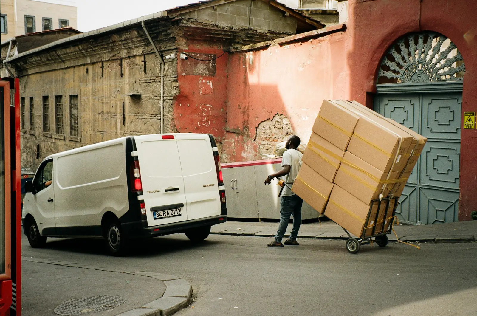 Chargement de cartons dans un utilitaire