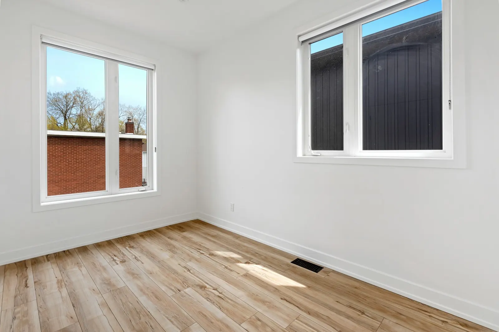 Pièce vidée et propre, parquet clair