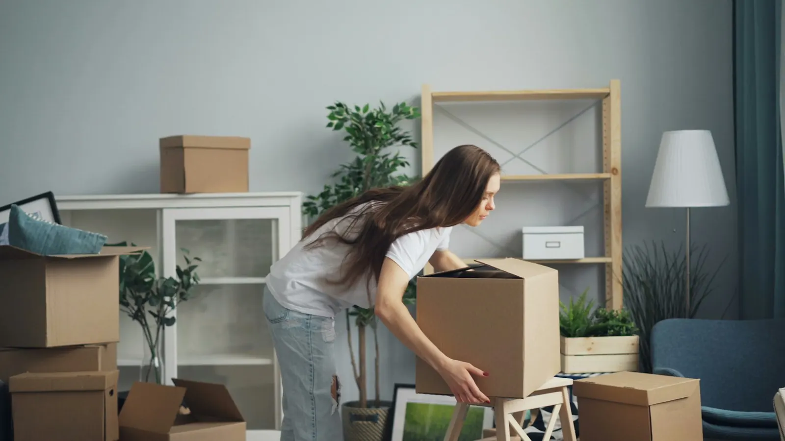 Cartons et meubles dans une maison en cours de déménagement