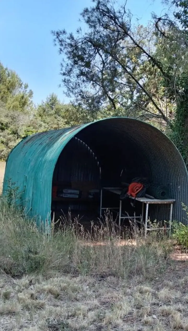 Abri en tôle sur un terrain