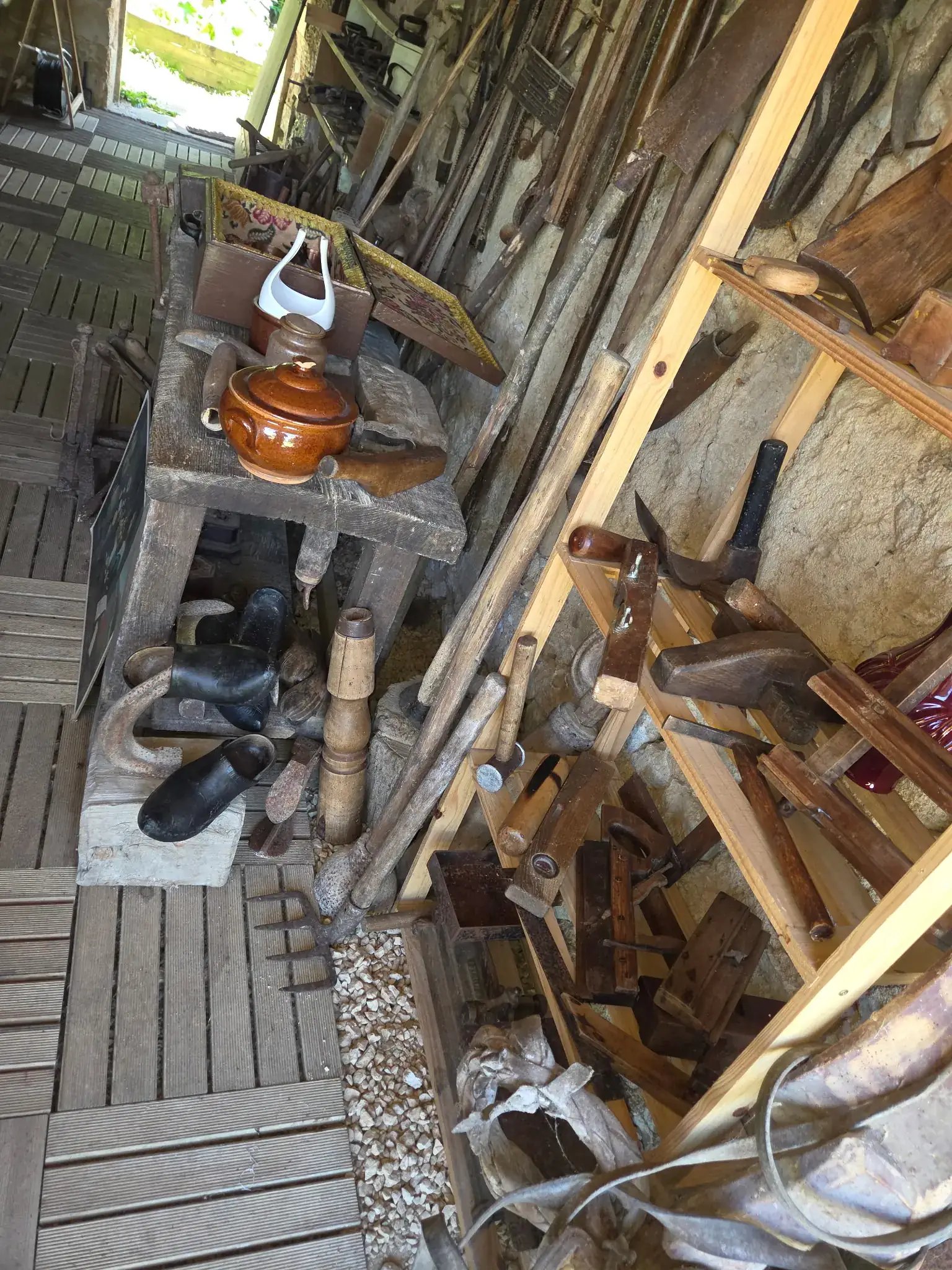 Atelier ancien rempli d'outils, de poteries et d'objets de métier