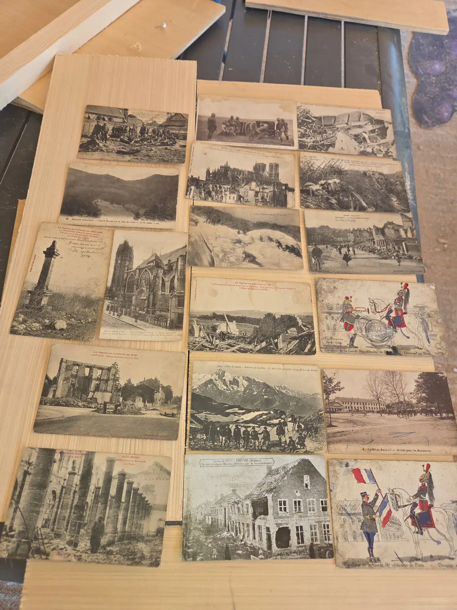 Cartes postales anciennes étalées