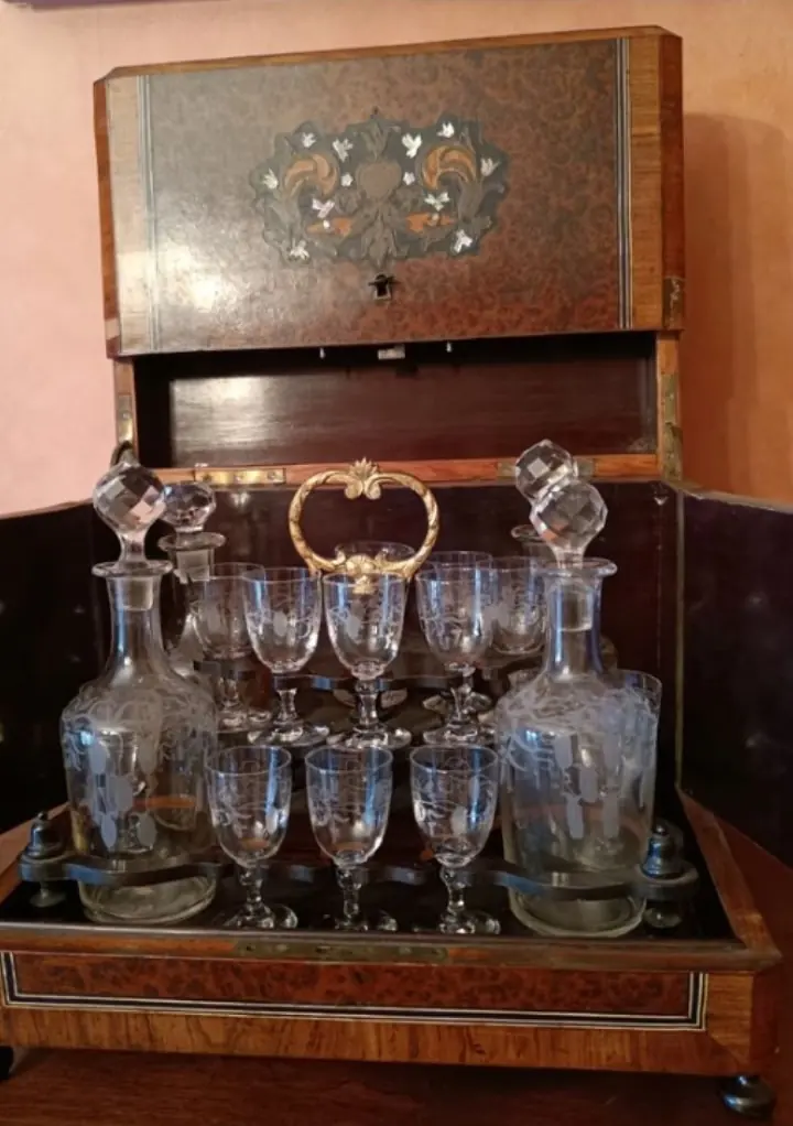 Cave à liqueur ancienne en marqueterie avec carafes gravées
