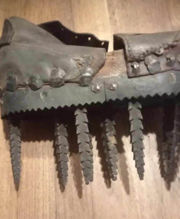 Chaussures anciennes à crampons métalliques