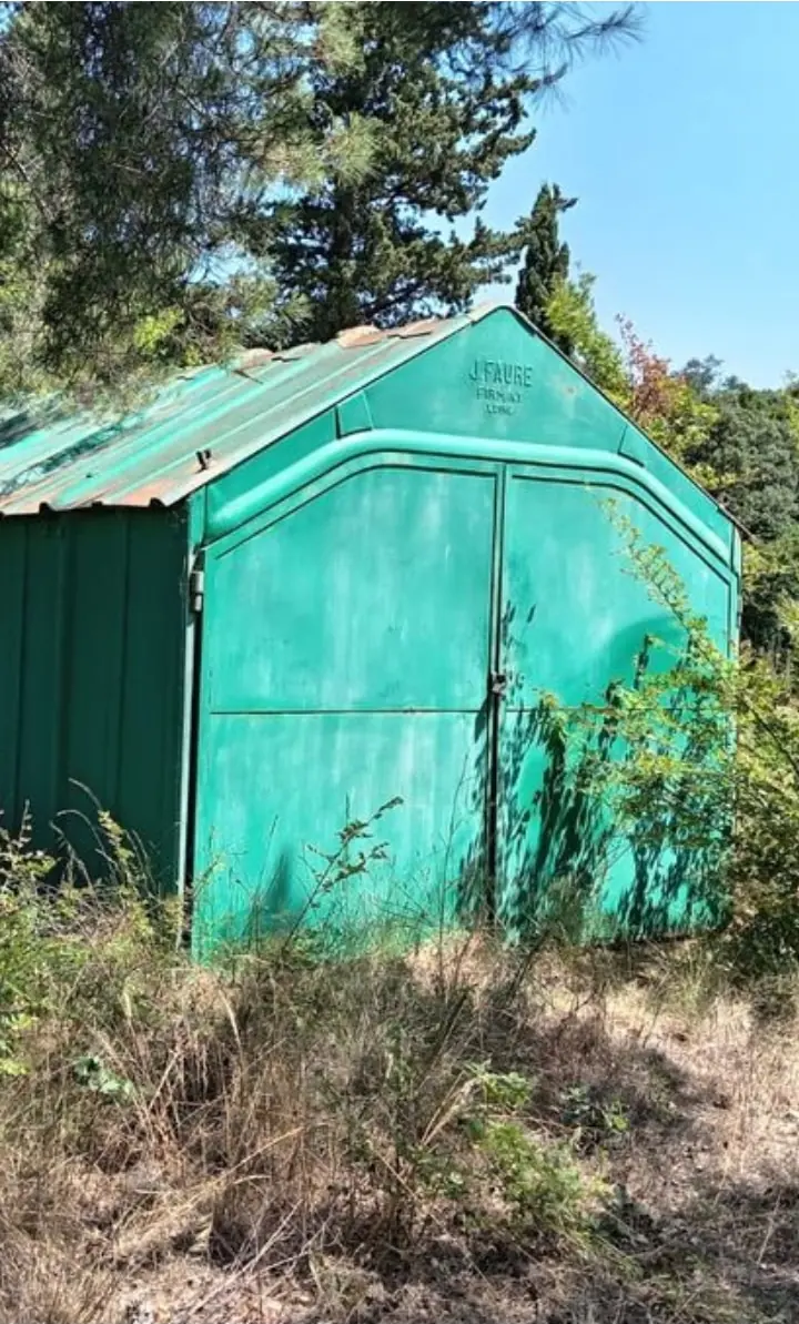 Garage ancien en tôle vert