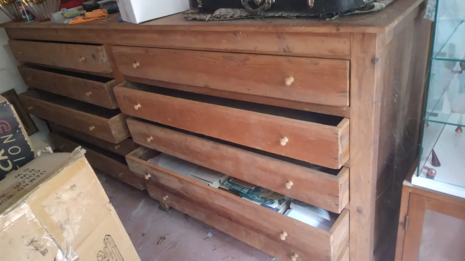 Grand meuble de métier à tiroirs en bois