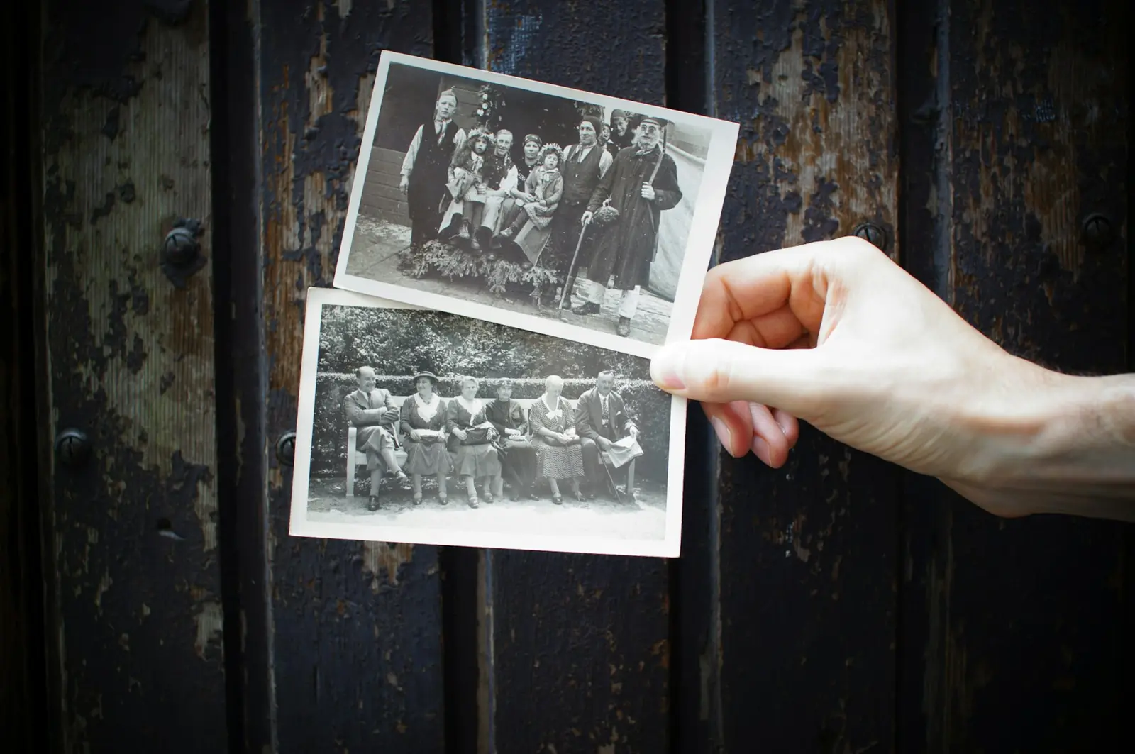 Mains tenant de vieilles photographies de famille