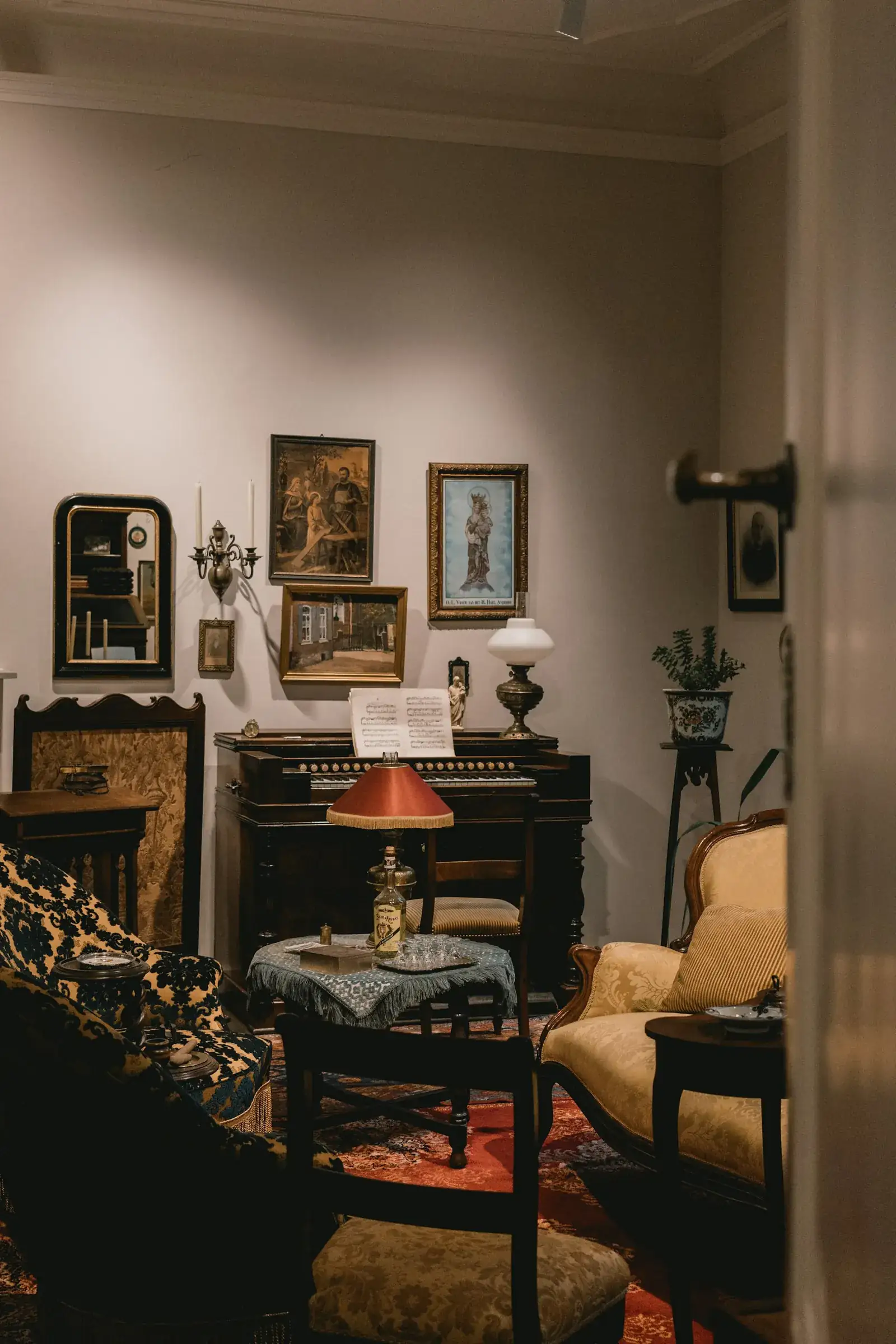 Intérieur ancien avec mobilier de style, pendule et tableaux