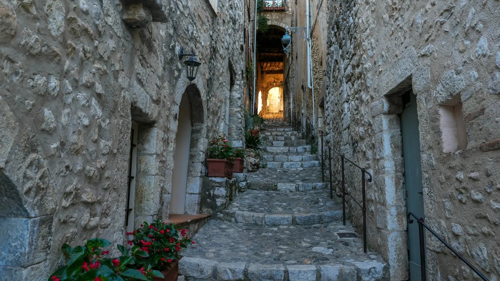 Ruelle pavée en escalier dans un village de pierre